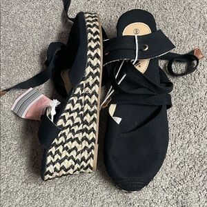 Serra Black and Tan Espadrille Tie Up Wedges Size 9 NWT